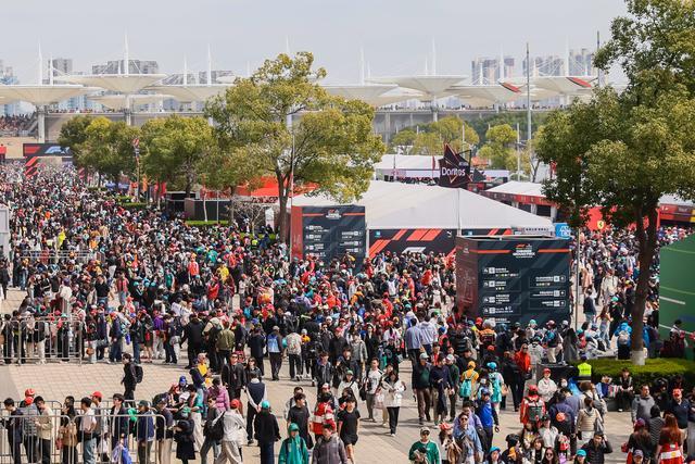 球速体育-“妈妈是我们心中的超人！” F1决赛日20余位城市骑士受邀观赛