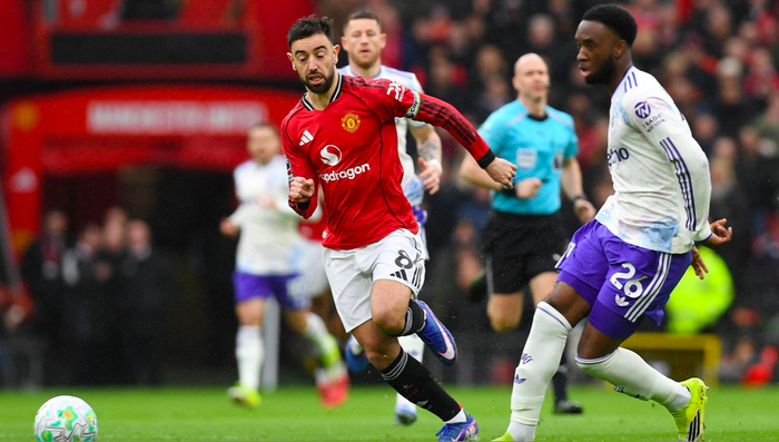 球速体育-1-3！输掉“6分之战” 5.5亿战舰7轮1胜仅拿5分 欧冠资格岌岌可危|曼联|维拉|B费|阿斯顿维拉|纽卡斯尔_新浪体育_新浪新闻