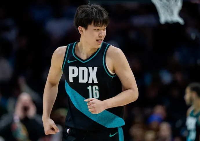 球速体育赛事公司-仅上49秒！杨瀚森成笑话！开拓者无情弃用，球迷：小杨委屈了|波特兰开拓者队|犹他爵士队|中国篮球|杨翰森|篮板_新浪体育_新浪新闻